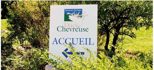Le panneau d'accueil à l'entrée du domaine